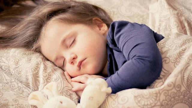 應唔應該通頂溫書?記得 Sleep is for the STRONG 上咗高中之後的確訓八個鐘猶如一個「夢」,究竟睡眠同成績係咪真係成對立關係、係咪真係有成績就冇睡眠呢?今日筆者就話你知:成日熬夜溫書?有足夠睡眠令你考得更好!